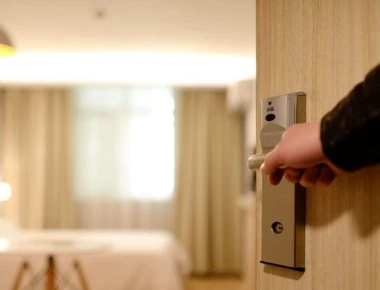 Kρήτη: Εργαζόμενος σε ξενοδοχείο «ξάφριζε» τους πελάτες